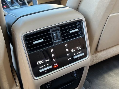 Certified 2022 Porsche Cayenne Platinum Edition image 18