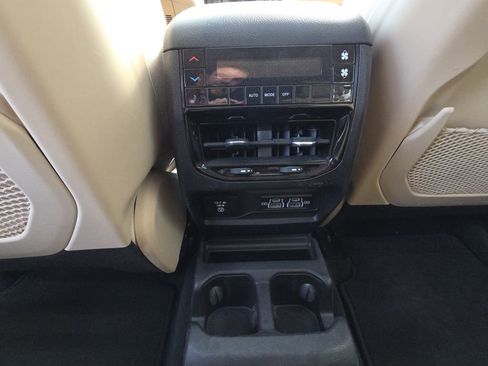 Used 2022 Jeep Grand Cherokee L Limited w/ Black Appearance Package image 31