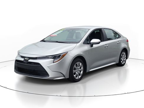 Used 2025 Toyota Corolla LE FWD image 3