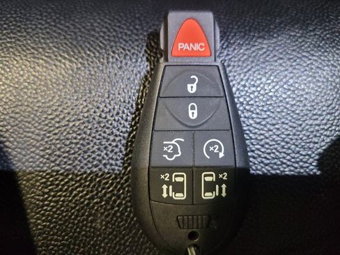 Used 2015 Chrysler Town & Country Touring image 32