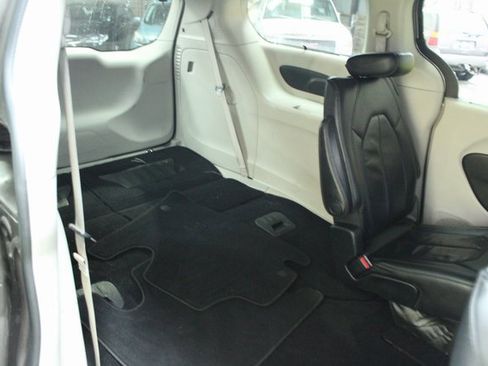 Used 2018 Chrysler Pacifica Touring-L image 9