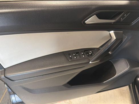 Used 2018 Volkswagen Tiguan SE image 11