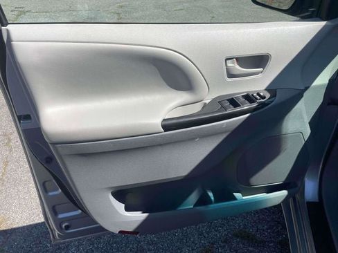 Used 2014 Toyota Sienna LE FWD image 19