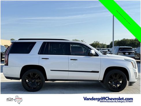 Used 2020 Cadillac Escalade Luxury RWD image 3