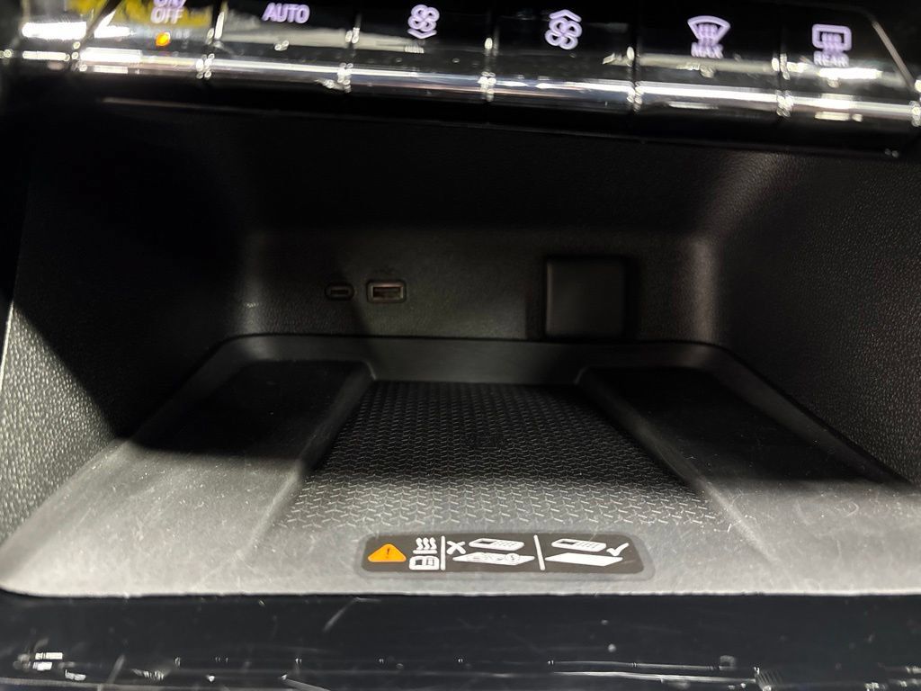 Used 2026 Chevrolet Traverse LT FWD image 32