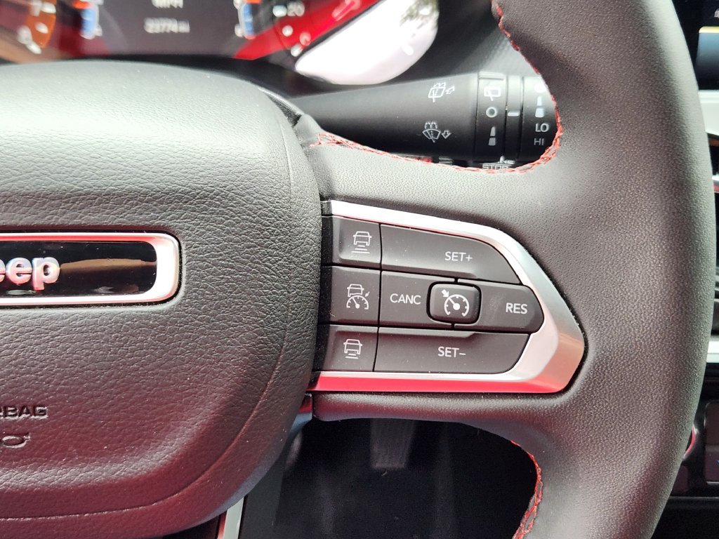 Used 2025 Jeep Compass Trailhawk AWD/4WD image 19