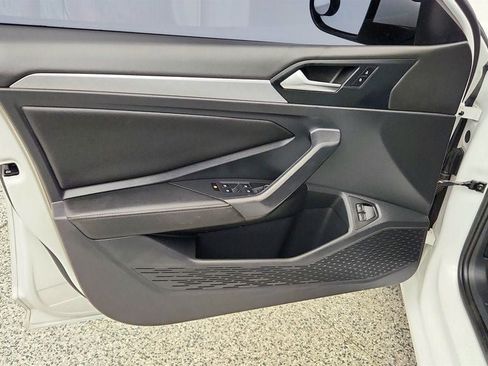 Used 2022 Volkswagen Jetta SE w/ Panoramic Sunroof Package FWD image 11