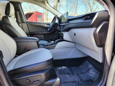 Certified 2025 Ford Escape Platinum w/ Premium Technology Package image 11