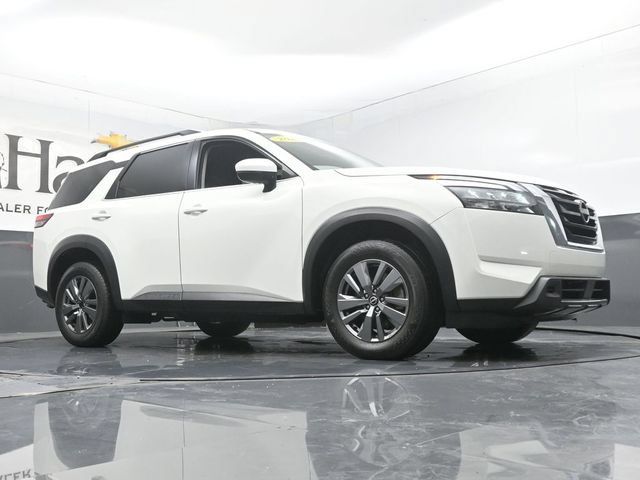 Used 2025 Nissan Pathfinder SV FWD image 2