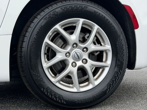 Used 2023 Chrysler Pacifica Touring-L FWD image 44