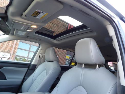 Used 2021 Toyota Highlander XLE image 20