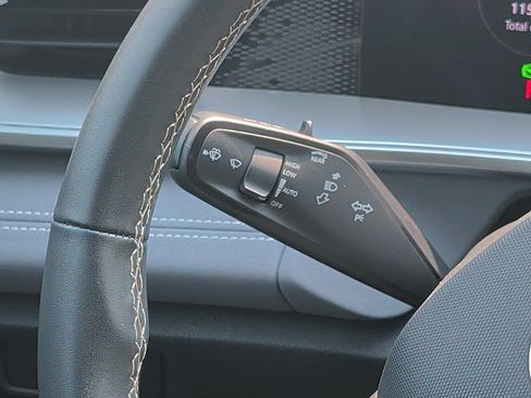 Certified 2025 Volkswagen Tiguan SE AWD/4WD image 28