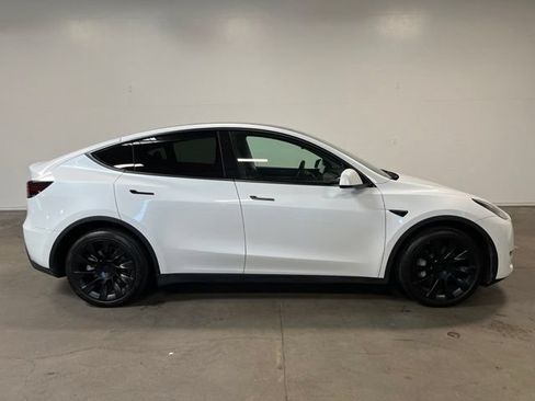 Used 2022 Tesla Model Y Long Range AWD/4WD image 2