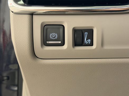 Certified 2022 Cadillac XT4 Luxury w/ Driver Awareness Package FWD image 22