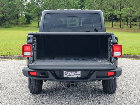 Used 2023 Jeep Gladiator Sport AWD/4WD image 9