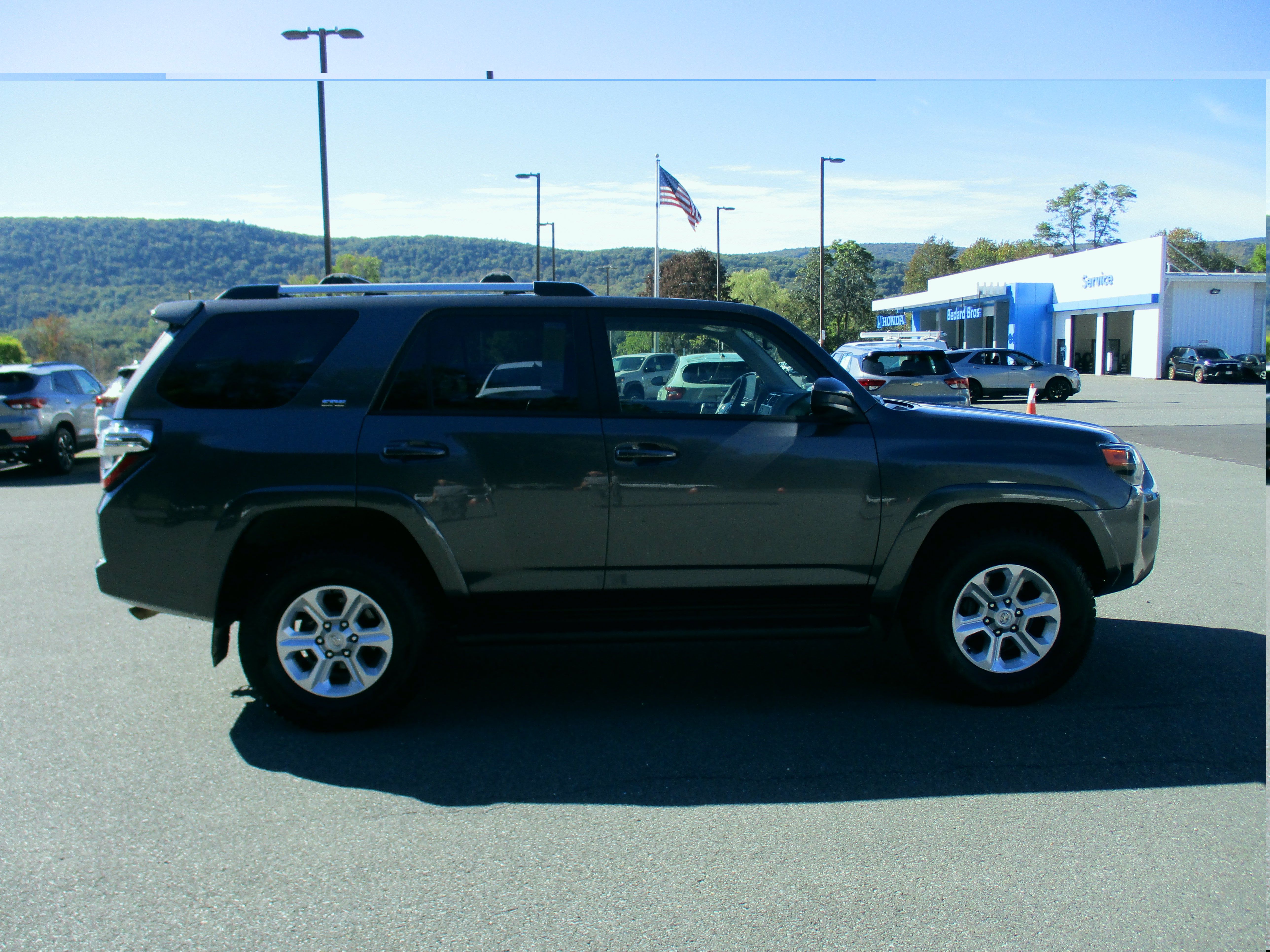 Used 2022 Toyota 4Runner SR5 AWD/4WD image 4