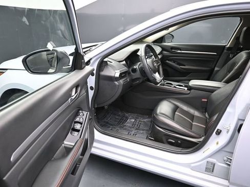 Used 2025 Nissan Altima 2.5 SR FWD image 11
