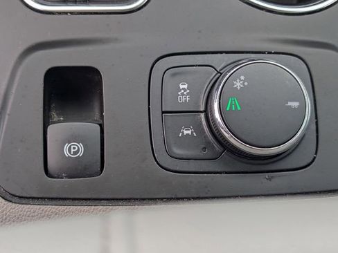 Used 2021 Chevrolet Traverse LT FWD image 19