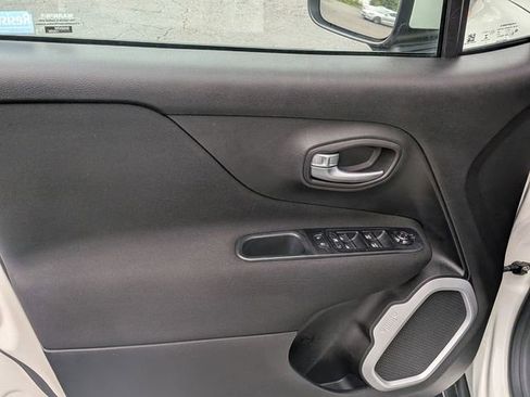 Used 2019 Jeep Renegade Latitude FWD image 12