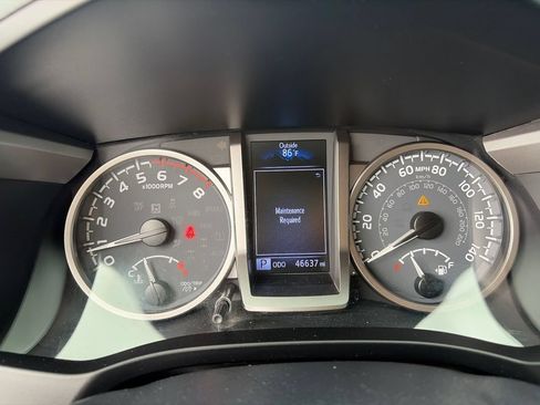 Used 2020 Toyota Tacoma SR5 w/ SR5 Appearance Package (SM) RWD image 23