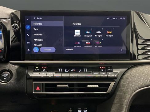 Used 2025 Toyota Camry XLE image 13