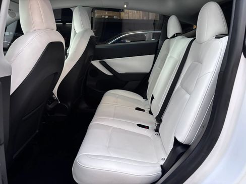Used 2022 Tesla Model Y Long Range AWD/4WD image 19