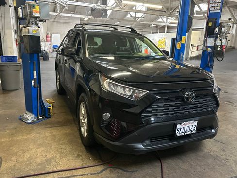 Used 2020 Toyota RAV4 XLE image 2