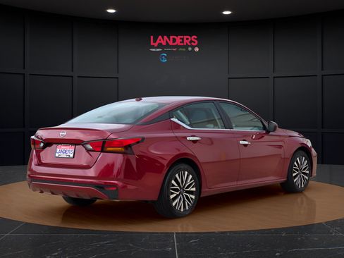 Used 2025 Nissan Altima 2.5 SV FWD image 3