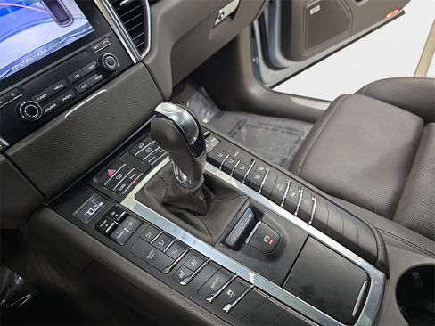 Used 2018 Porsche Macan S image 28