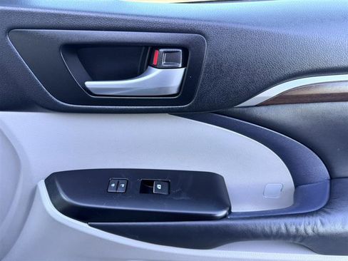 Used 2014 Toyota Highlander Limited w/ Driver Technology Package image 16