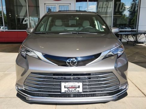 New 2026 Toyota Sienna Platinum AWD/4WD image 5