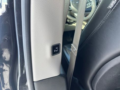 Used 2023 Chrysler Pacifica Touring-L image 33