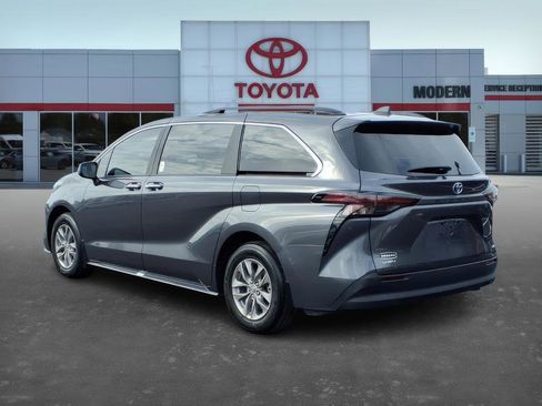 Used 2025 Toyota Sienna XLE image 7