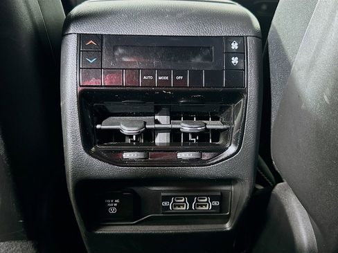 Used 2024 Jeep Grand Cherokee L Laredo image 30