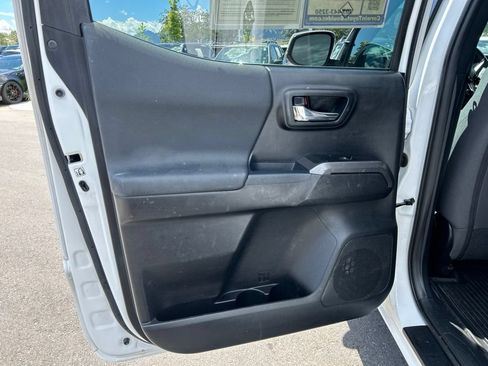 Used 2017 Toyota Tacoma TRD Off-Road AWD/4WD image 17