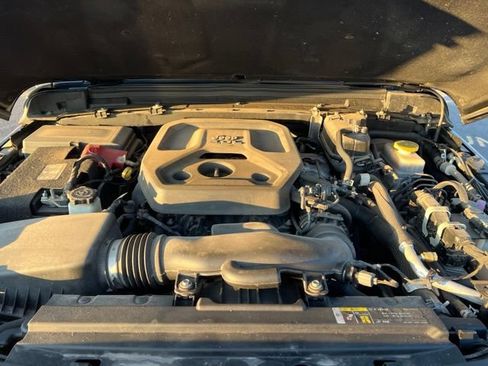 Used 2019 Jeep Wrangler Unlimited Sahara AWD/4WD image 9