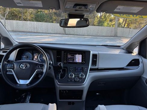 Used 2020 Toyota Sienna XLE Premium image 22