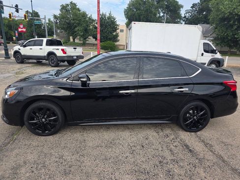 Used 2018 Nissan Sentra SR w/ Technology Package FWD image 2