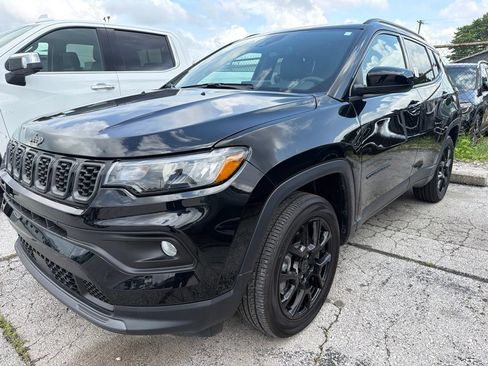 Used 2025 Jeep Compass Latitude w/ Altitude Special Edition AWD/4WD image 4