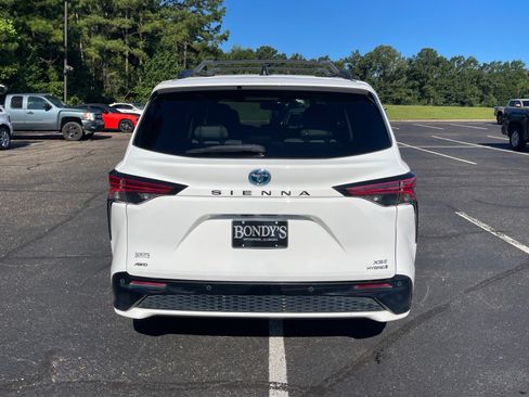 Used 2023 Toyota Sienna XSE AWD/4WD image 16