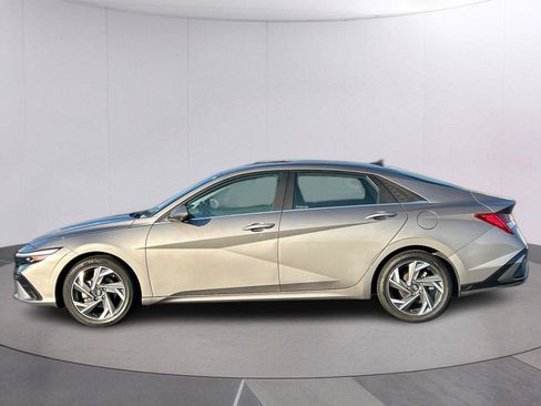 Used 2024 Hyundai Elantra Limited FWD image 2
