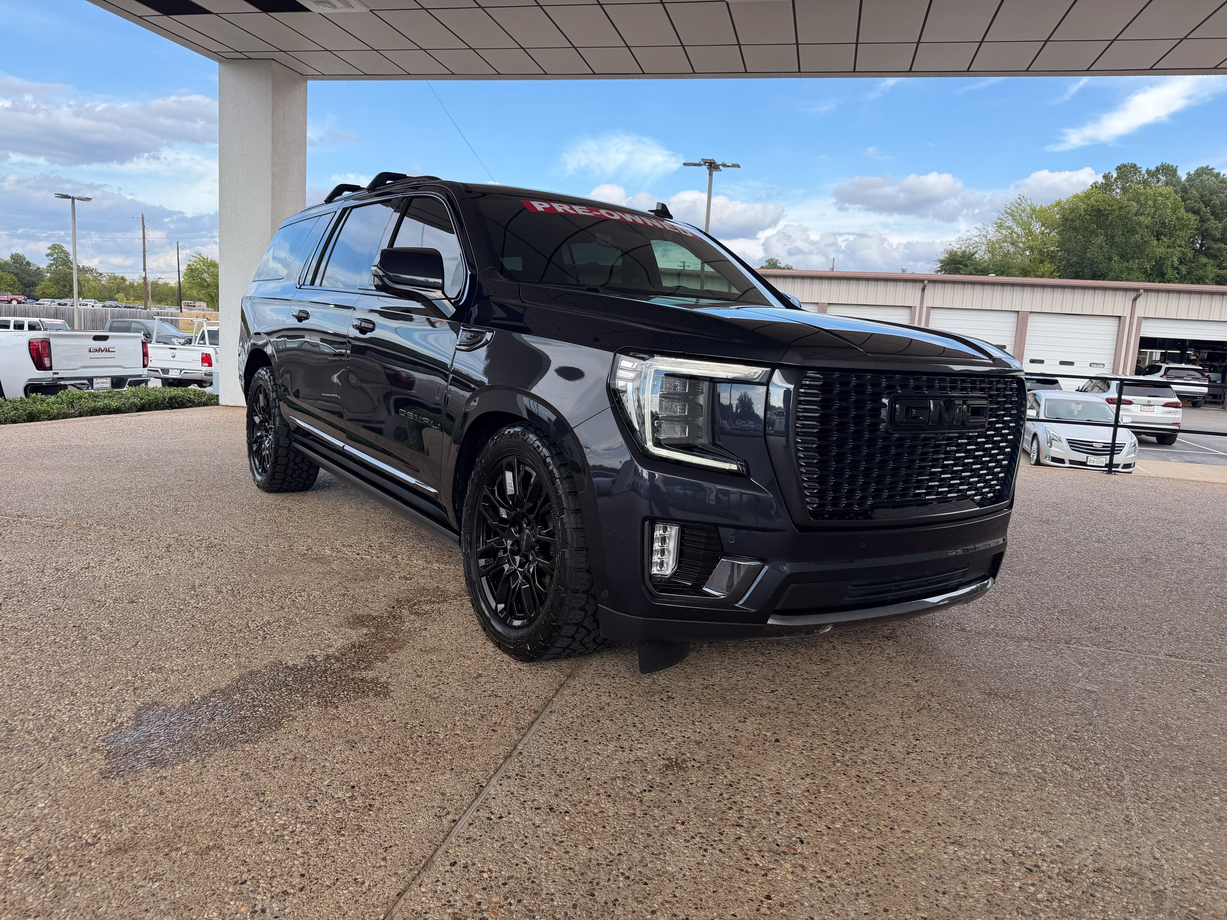 Used 2023 GMC Yukon XL Denali Ultimate AWD/4WD image 4