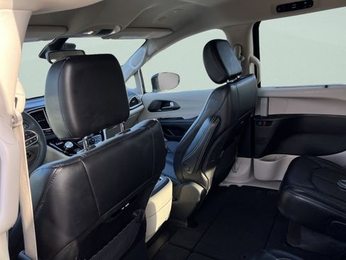 Used 2024 Chrysler Pacifica Touring-L image 23