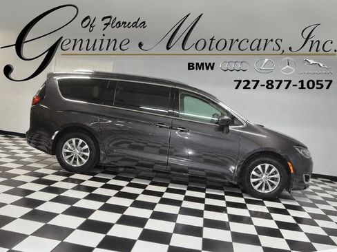 Used 2019 Chrysler Pacifica Touring-L FWD image 1