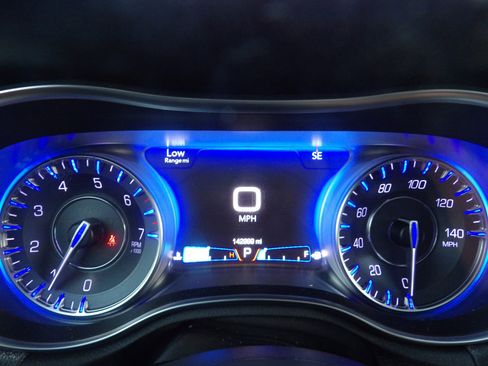 Used 2016 Chrysler 300 C image 30