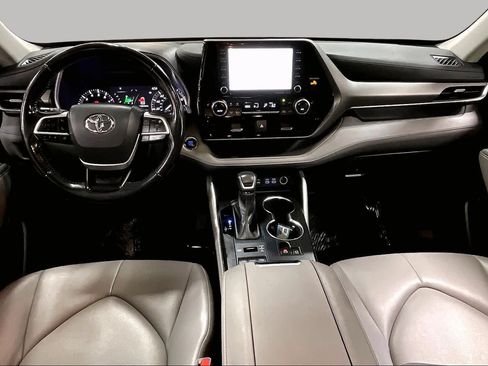 Used 2022 Toyota Highlander XLE AWD/4WD image 16