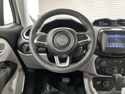 Used 2018 Jeep Renegade Latitude AWD/4WD image 14