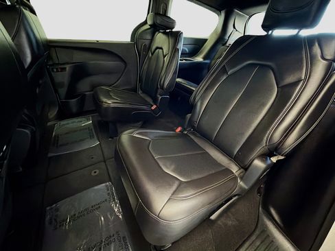 Used 2025 Chrysler Pacifica Select image 18