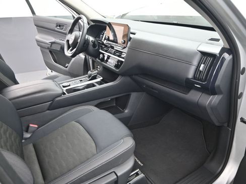 Used 2025 Nissan Pathfinder SV AWD/4WD image 30