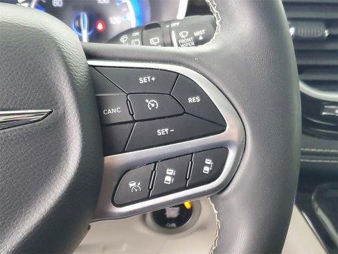 Used 2023 Chrysler Pacifica Limited image 18